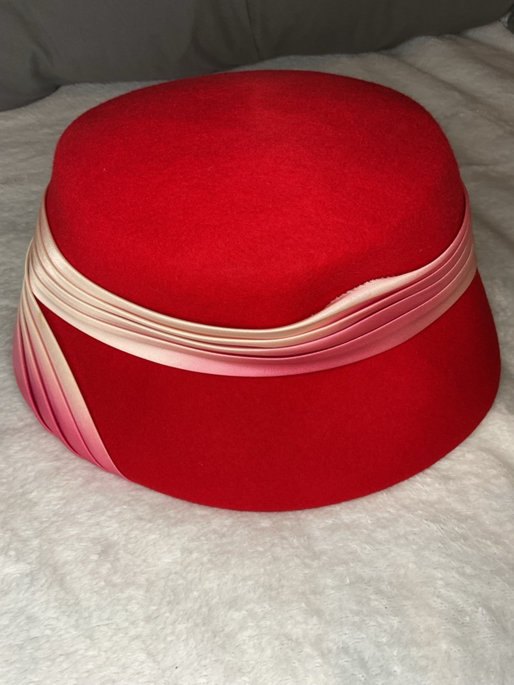 Vintage Newman-Endler 100% Wool Felt Cloche Hat | Red with Pink-Cream Ribbon - Picture 4 of 7